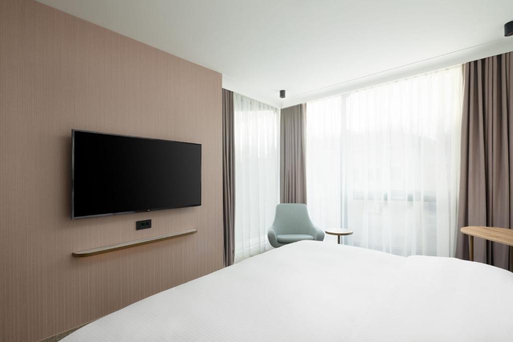 TV a/nebo společenská místnost v ubytování Courtyard by Marriott Cluj - Napoca Downtown
