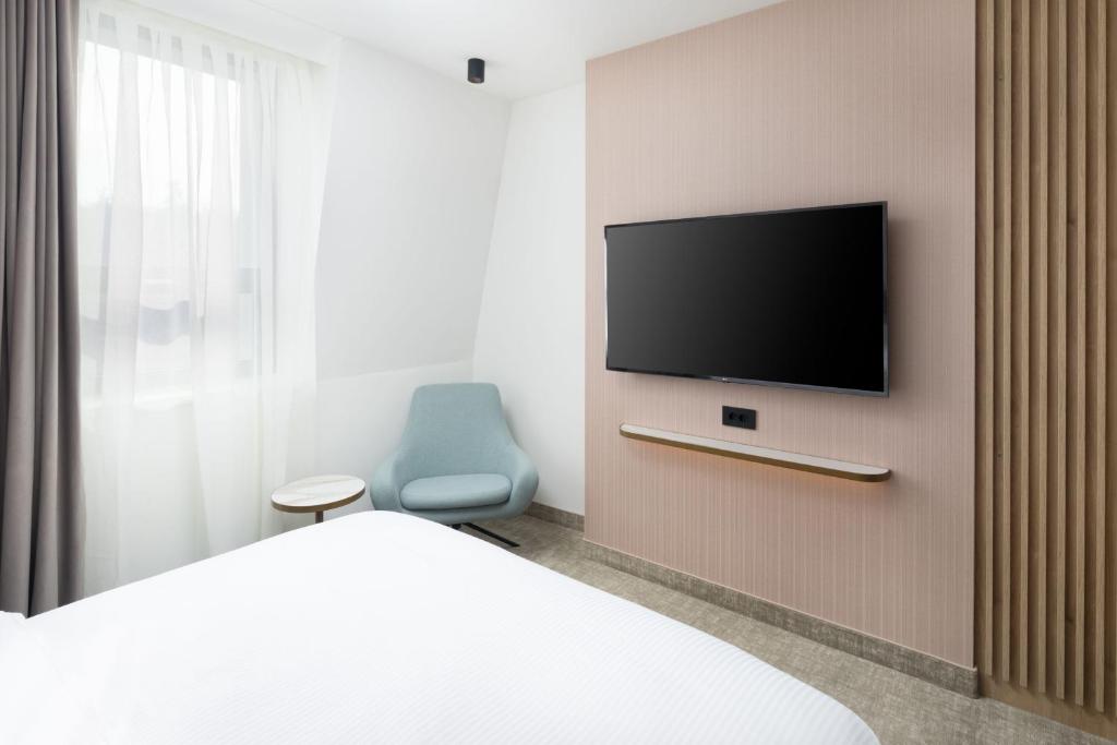 TV a/nebo společenská místnost v ubytování Courtyard by Marriott Cluj - Napoca Downtown