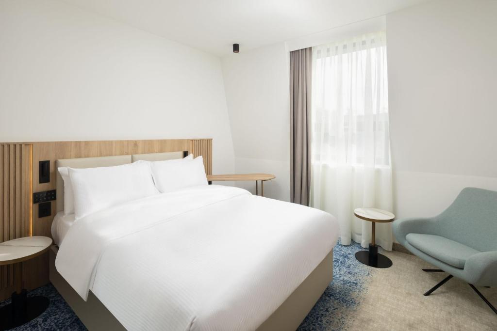 Postel nebo postele na pokoji v ubytování Courtyard by Marriott Cluj - Napoca Downtown