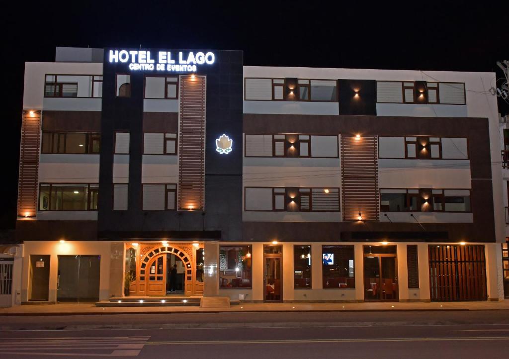 un hotel con un signo de manzana en la parte delantera en Hotel El Lago, en Paipa