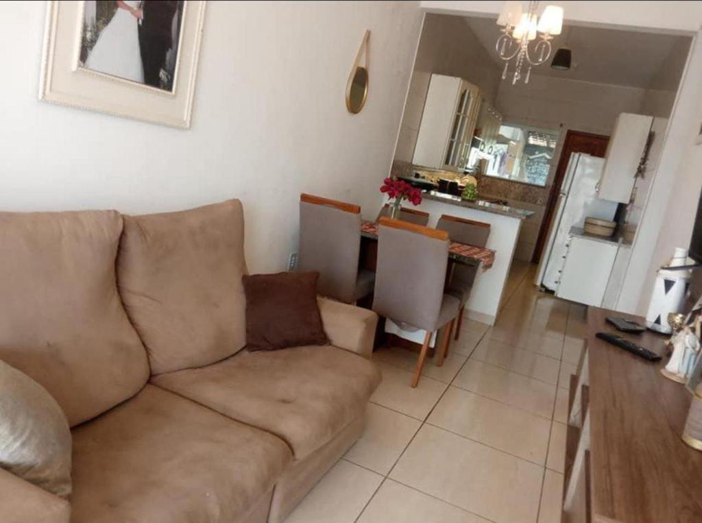 uma sala de estar com um sofá e uma cozinha em Casa a 40 minuto da praia no Rio de Janeiro