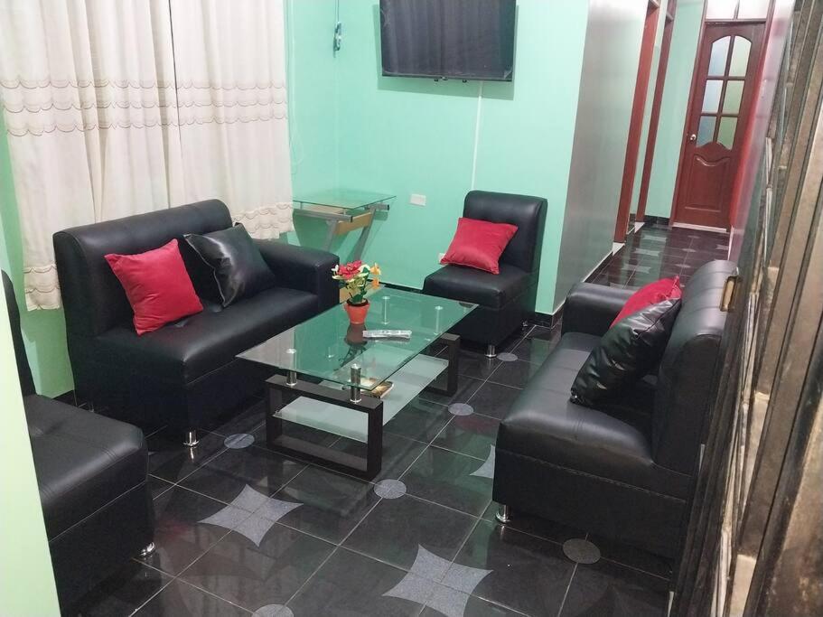 sala de estar con 3 sillas y mesa de cristal en Hospedaje EDUCOL en Moyobamba