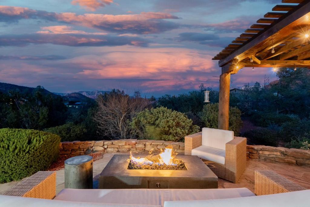 Modern Secluded with Amazing Views Hot Tub Casita - Housity