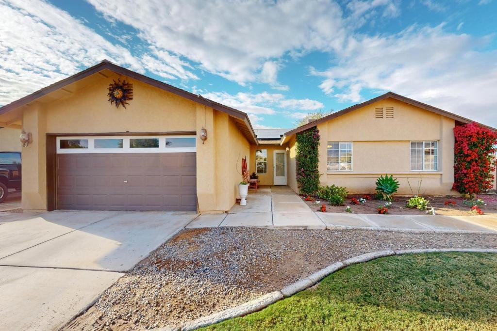 a house with a garage and a driveway at Heritage Hideaway in Yuma