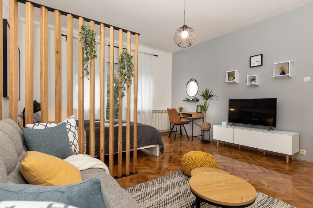 a living room with a couch and a tv at Apartman Roza in Zagreb