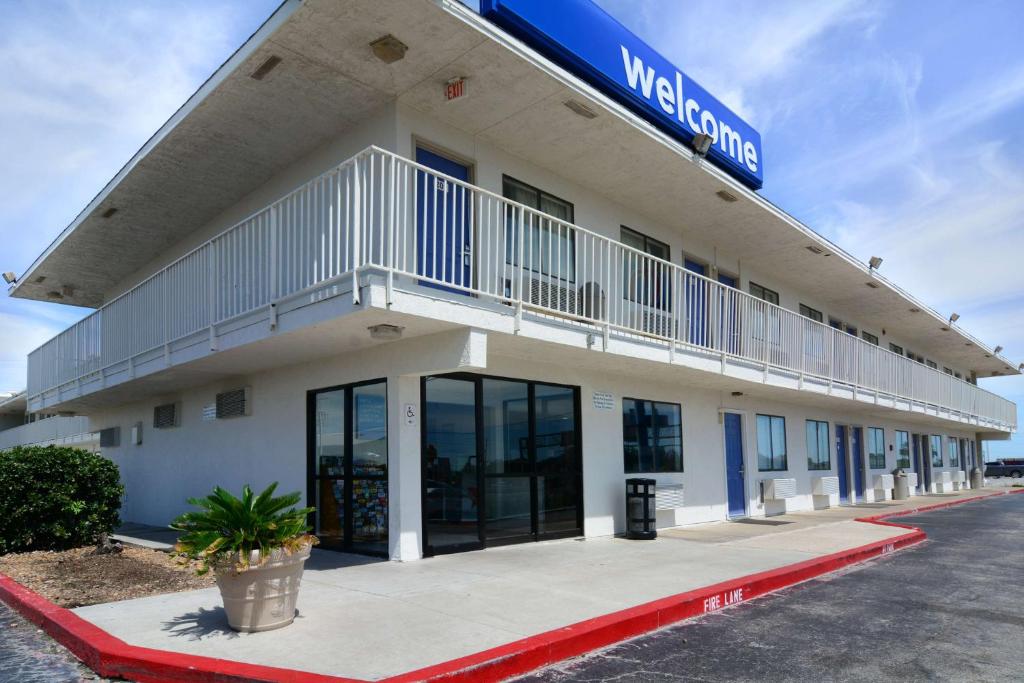 a building with a balcony on top of it at Motel 6-Galveston, TX in Galveston