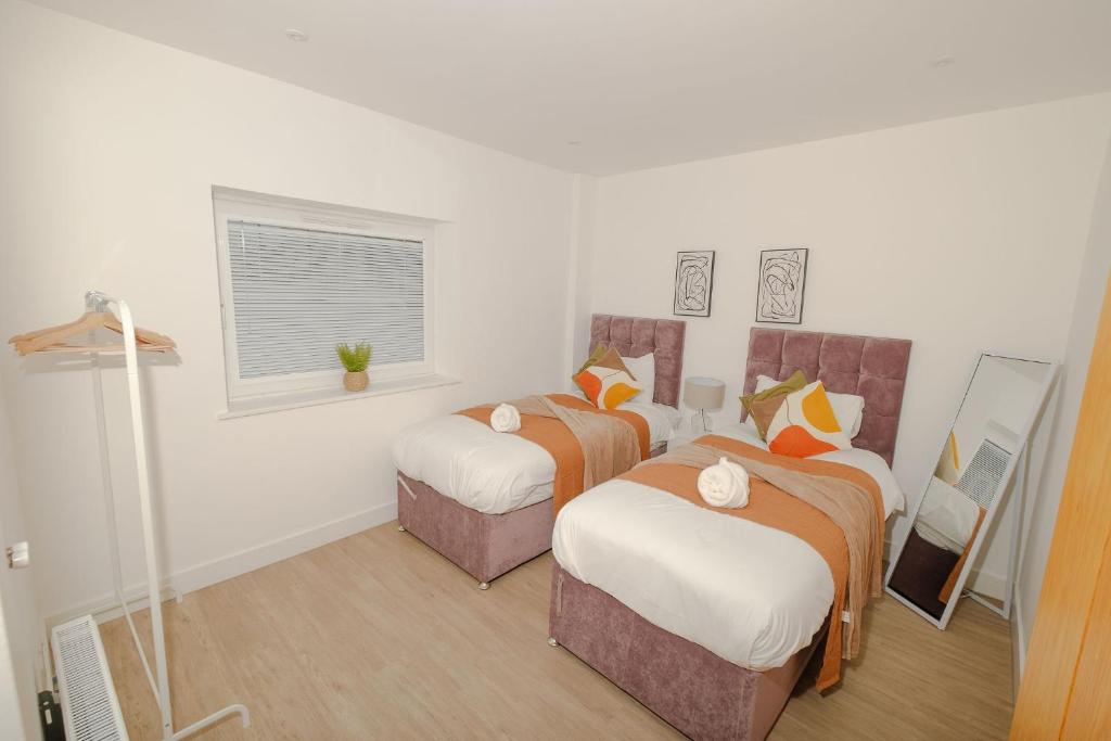 une chambre avec deux lits et une fenêtre dans l'établissement The Hidden Fishponds Gem, à Bristol