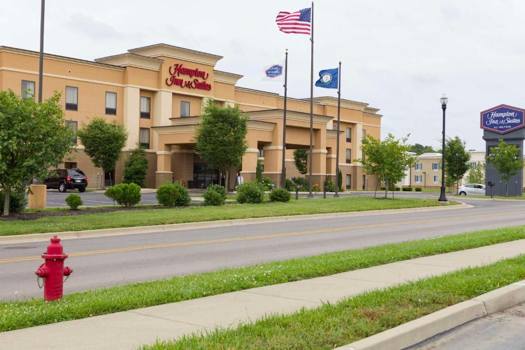 una boca de incendios roja frente a un hotel en Hampton Inn & Suites Radcliff/Fort Knox, en Radcliff