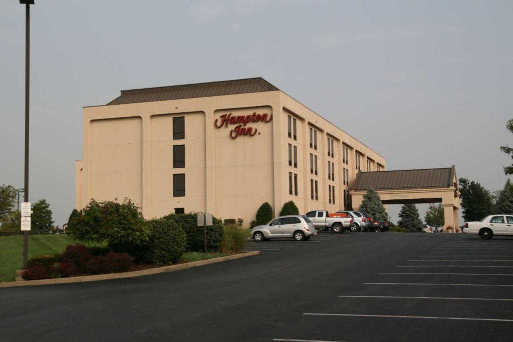 a hotel building with cars parked in a parking lot at Hampton Inn Frankfort in Frankfort