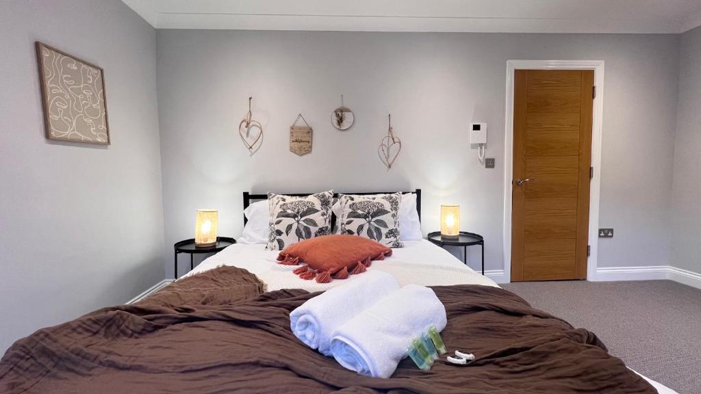 Un pat sau paturi într-o cameră la Beautiful Apartment in Camden Town