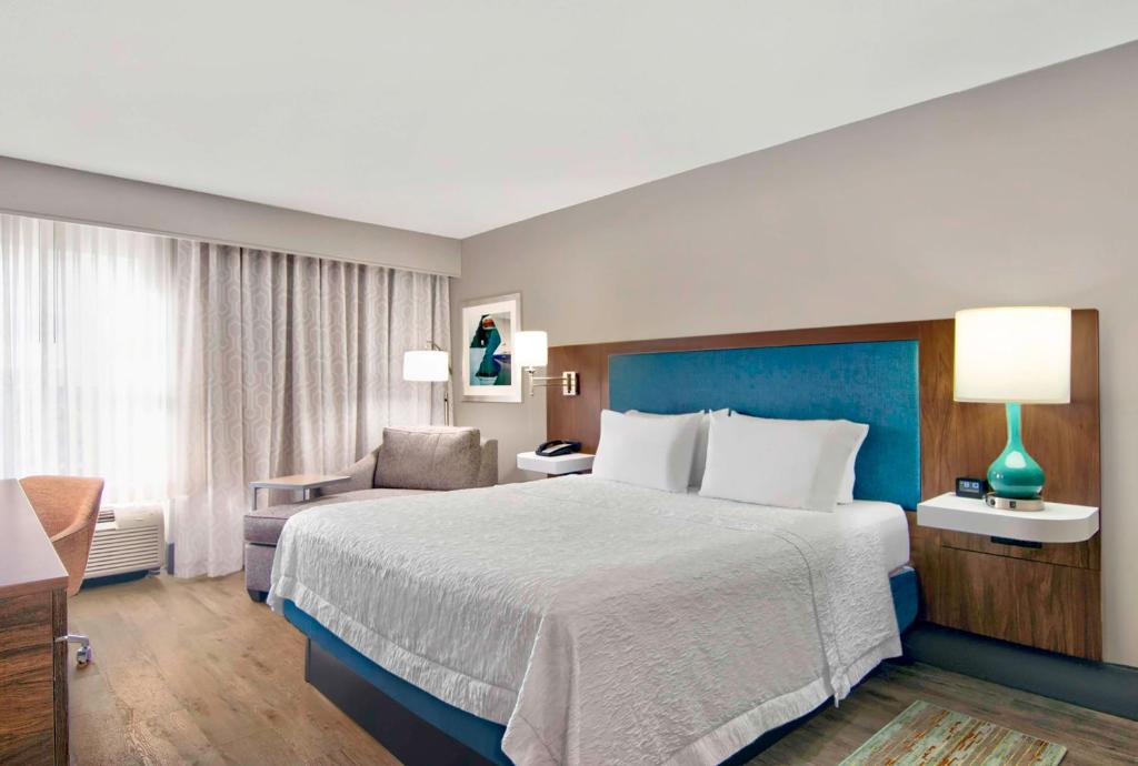 Hampton Inn Ft Lauderdale Airport North Cruise Port - King Room With Microwave And Refrigerator - Non-Smoking
