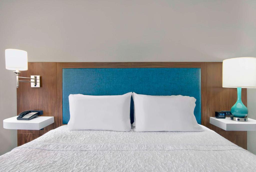 Hampton Inn Ft Lauderdale Airport North Cruise Port - King Room - Hearing Access/Non-Smoking