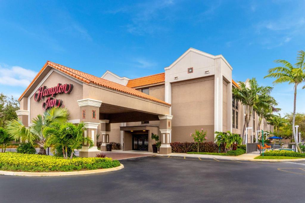 a front view of a hotel with a parking lot at Hampton Inn Commercial Boulevard-Fort Lauderdale in Tamarac