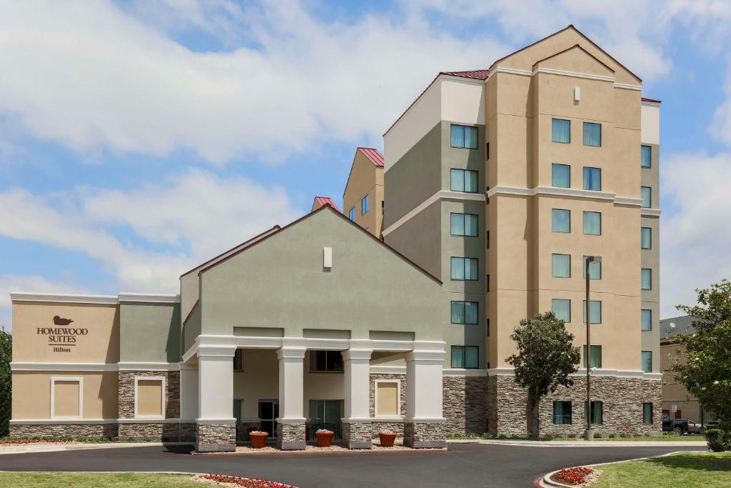 una representación de la parte delantera del edificio del hospital en Homewood Suites by Hilton Ft. Worth-North at Fossil Creek en Fort Worth