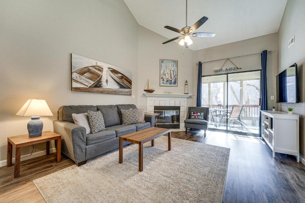 A closer look at Penthouse View Apartments In Lakefront