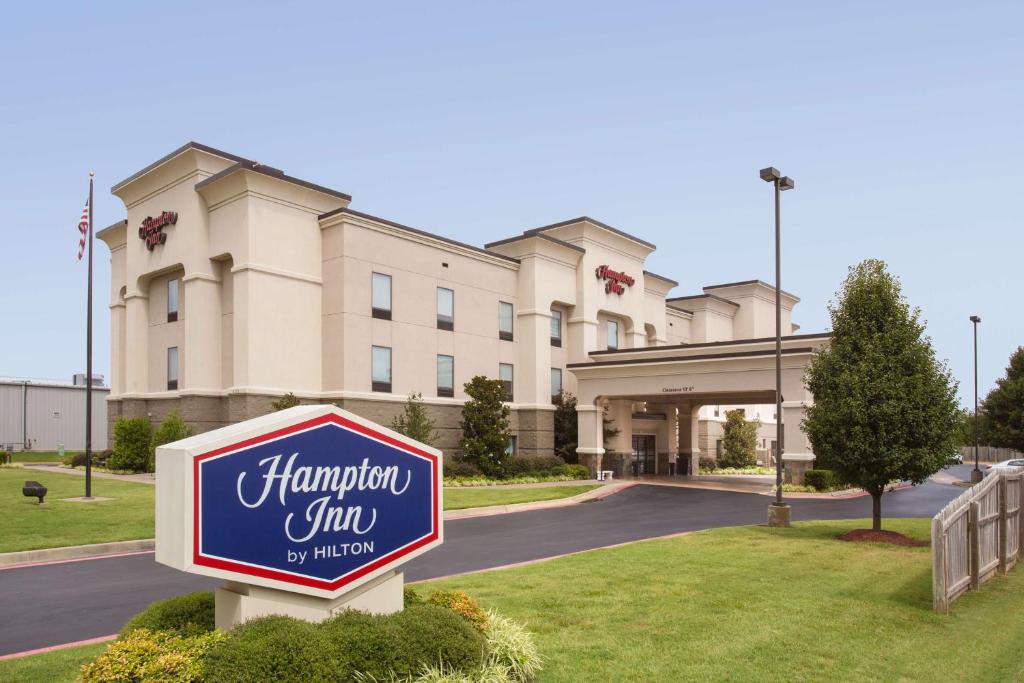 a sign for a hampton inn in front of a building at Hampton Inn Siloam Springs in Siloam Springs
