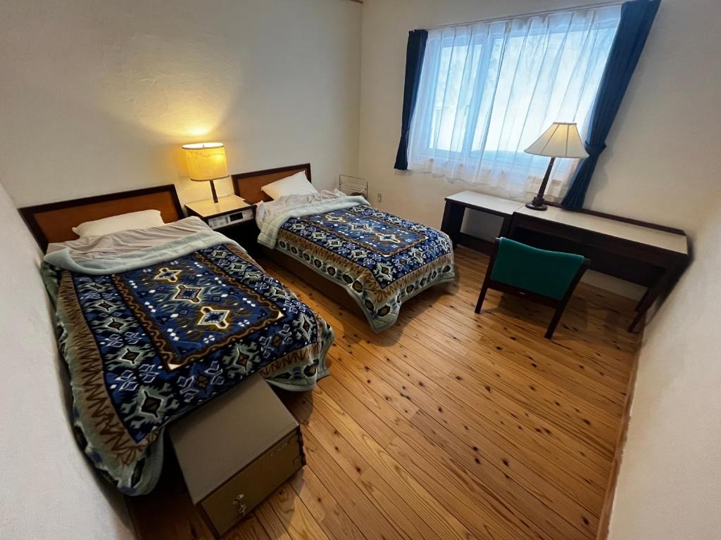 にあるAnaba Lodgeのベッド2台が備わる客室で、ホテルのオーバーヘッドビューを望めます。