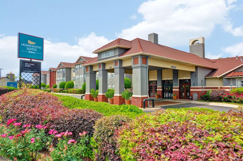 een uitzicht op de voorzijde van een hotel met bloemen bij Homewood Suites by Hilton- Longview in Longview