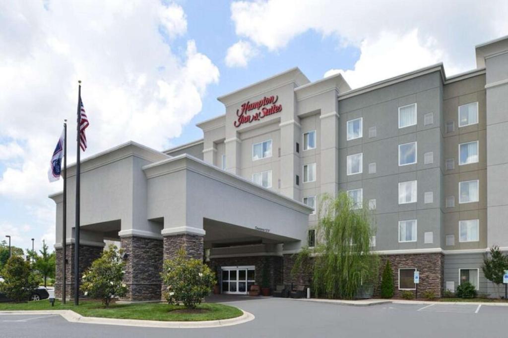 una representación de la parte delantera de un hotel en Hampton Inn & Suites Greensboro/Coliseum Area, en Greensboro