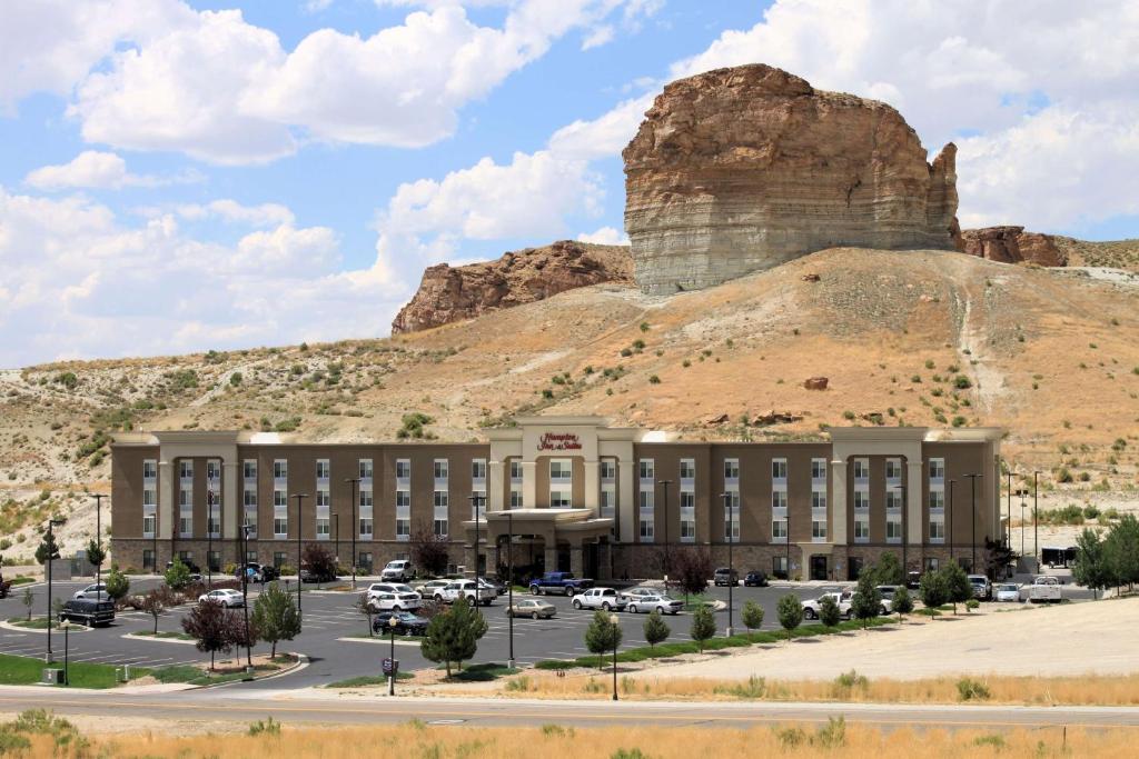 eine Darstellung eines Hotels mit einem Berg im Hintergrund in der Unterkunft Hampton Inn & Suites Green River in Green River