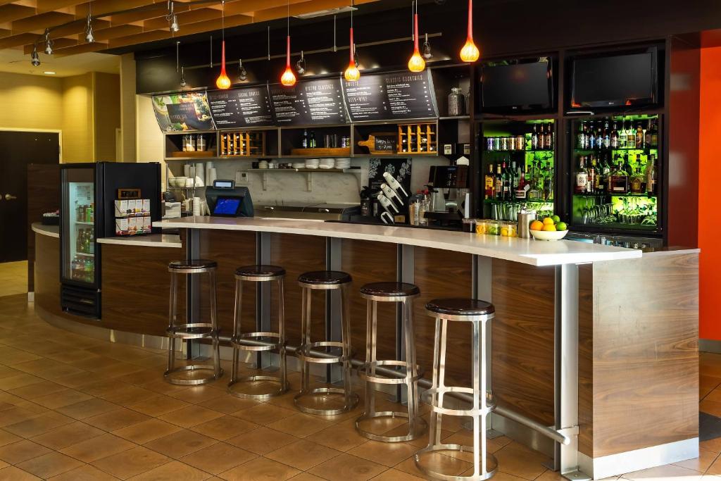 a bar with bar stools in a restaurant at Courtyard by Marriott Lexington Keeneland/Airport in Lexington