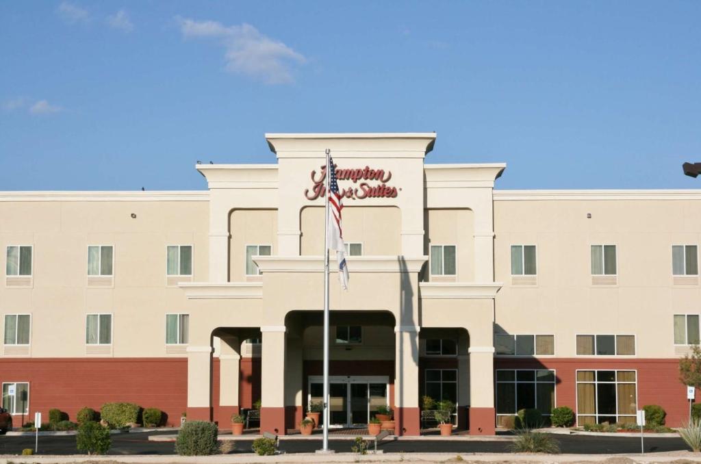 an image of the front of a hotel at Hampton Inn & Suites Hobbs in Hobbs