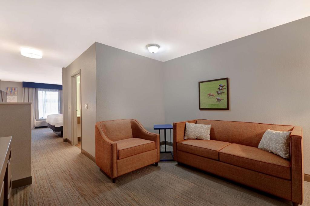 Hampton Inn by Hilton in Hot Springs, Arkansas - One-Bedroom King Suite With Sofa Bed - Non-Smoking