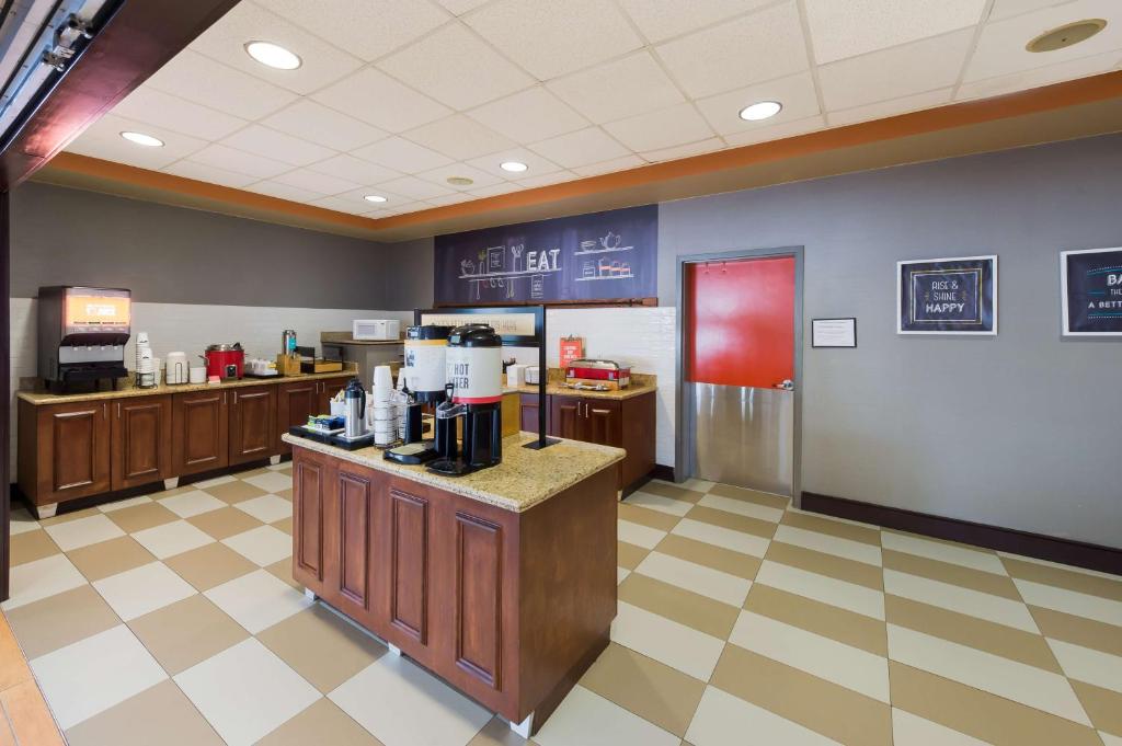 Příslušenství pro přípravu čaje a kávy v ubytování Hampton Inn Nanuet