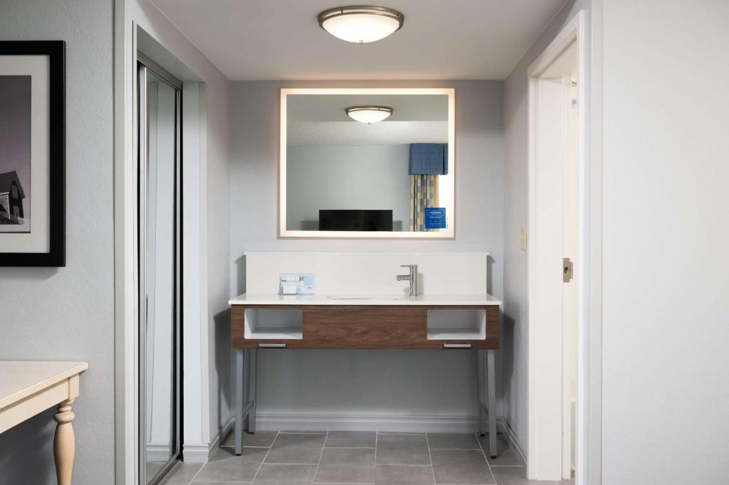 Hampton Inn & Suites - Cape Cod / West Yarmouth - King Studio Suite с диван