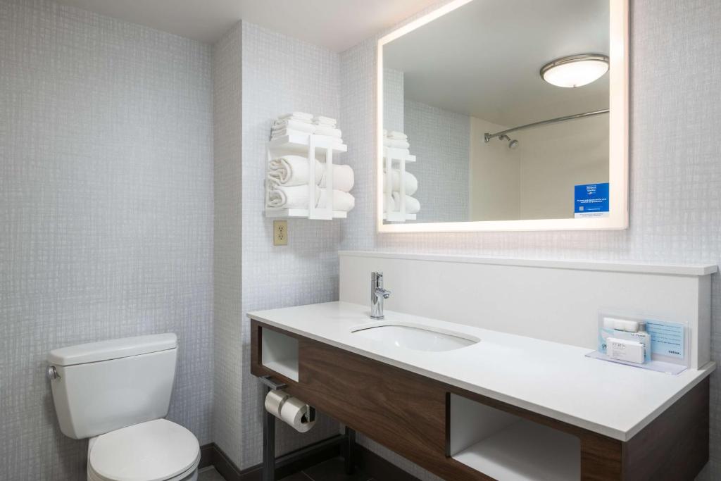 Hampton Inn & Suites - Cape Cod / West Yarmouth - Queen Room With Two Queen Beds - Non-Smoking