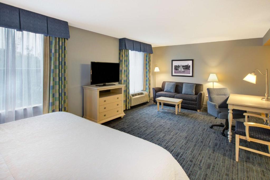 Hampton Inn & Suites - Cape Cod / West Yarmouth - King Studio Suite - Non-Smoking
