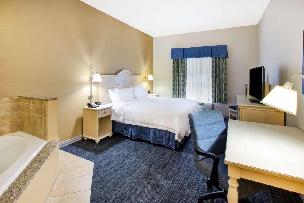 Hampton Inn & Suites - Cape Cod / West Yarmouth - King Studio Suite With Whirlpool - Non-Smoking