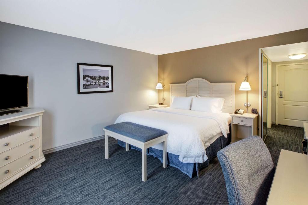 Hampton Inn & Suites - Cape Cod / West Yarmouth - King Room - Non-Smoking
