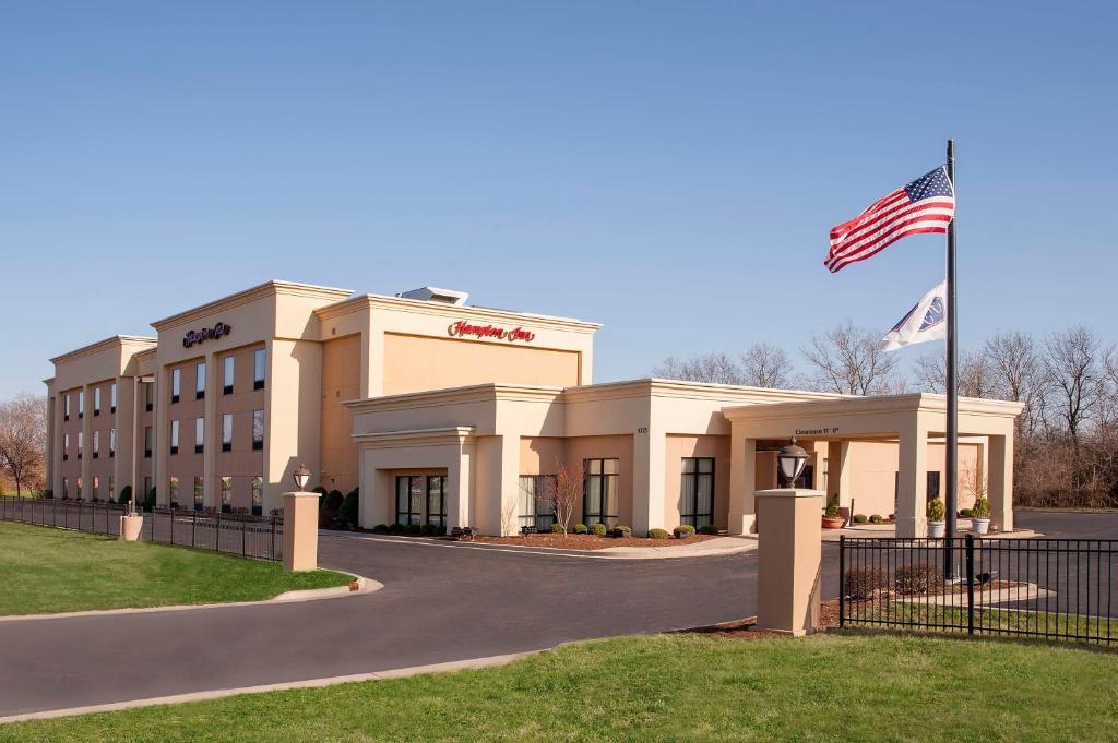 Un edificio con una bandera estadounidense en frente. en Hampton Inn Jacksonville, en Jacksonville