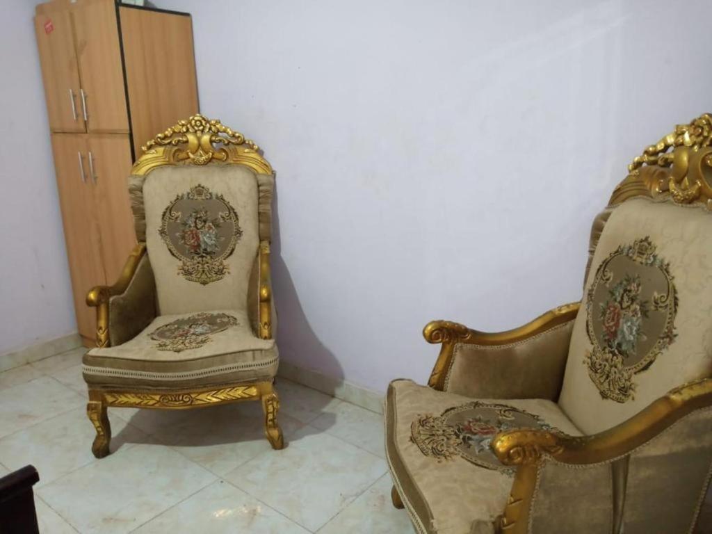 A seating area at Pyramids Hotel
