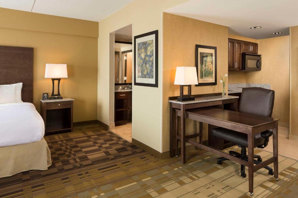 Homewood Suites by Hilton Coralville - Iowa River Landing - King Studio с Roll-In Simpl