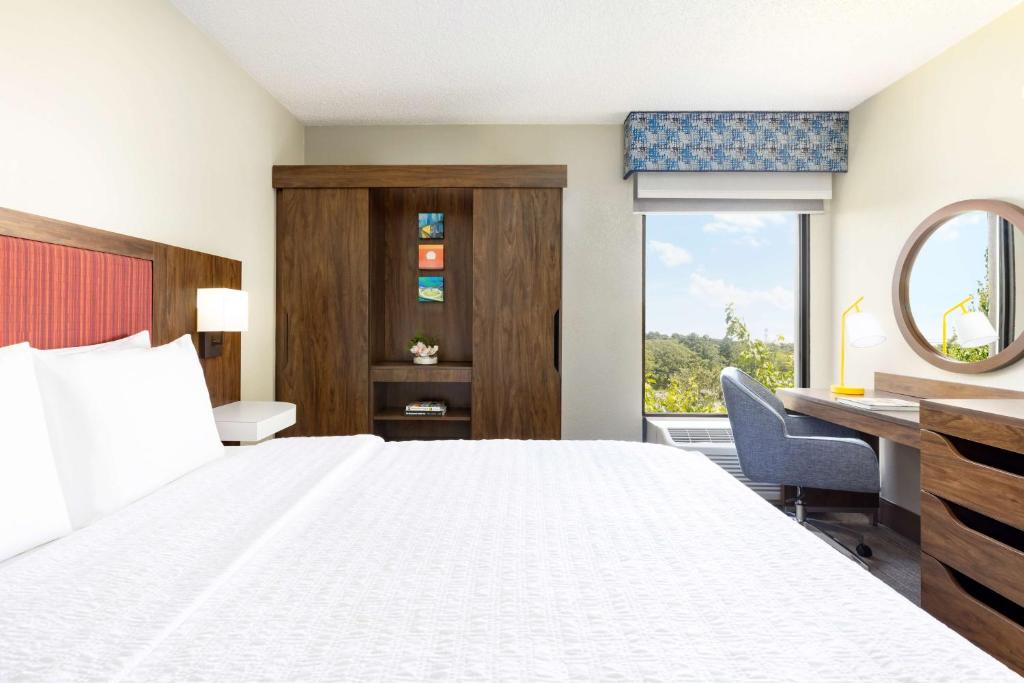 Hampton Inn Long Island/Islandia - Queen Room - Non-Smoking