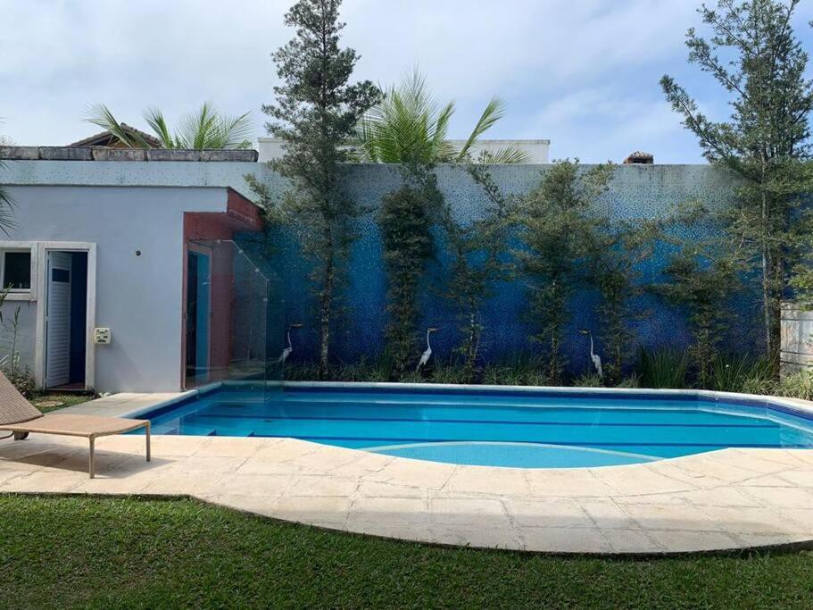 a swimming pool in the yard of a house at Casa em Guarujá-Jardim Acapulco in Guarujá