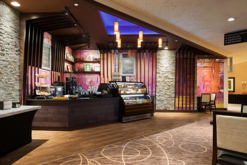 Posezení v ubytování DoubleTree by Hilton Hotel & Executive Meeting Center Somerset