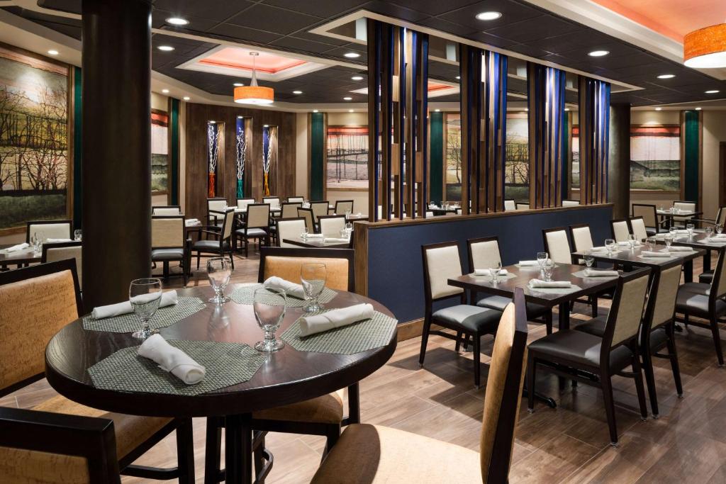 Restaurace v ubytování DoubleTree by Hilton Hotel & Executive Meeting Center Somerset