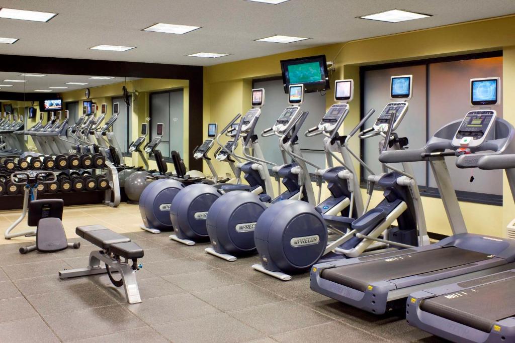Fitness centrum a/nebo fitness zařízení v ubytování DoubleTree by Hilton Hotel & Executive Meeting Center Somerset