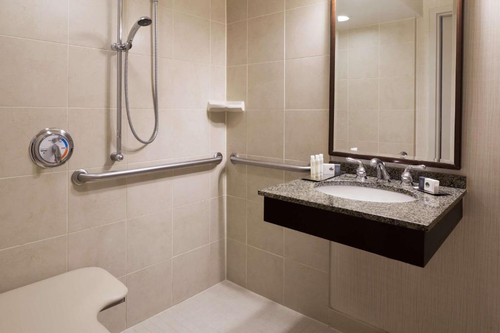 Koupelna v ubytování DoubleTree by Hilton Hotel & Executive Meeting Center Somerset