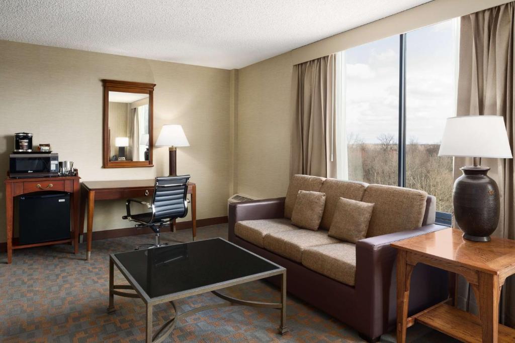 Posezení v ubytování DoubleTree by Hilton Hotel & Executive Meeting Center Somerset
