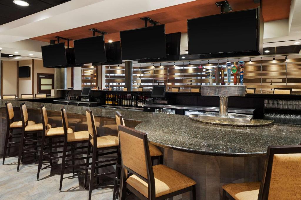 Lounge nebo bar v ubytování DoubleTree by Hilton Hotel & Executive Meeting Center Somerset