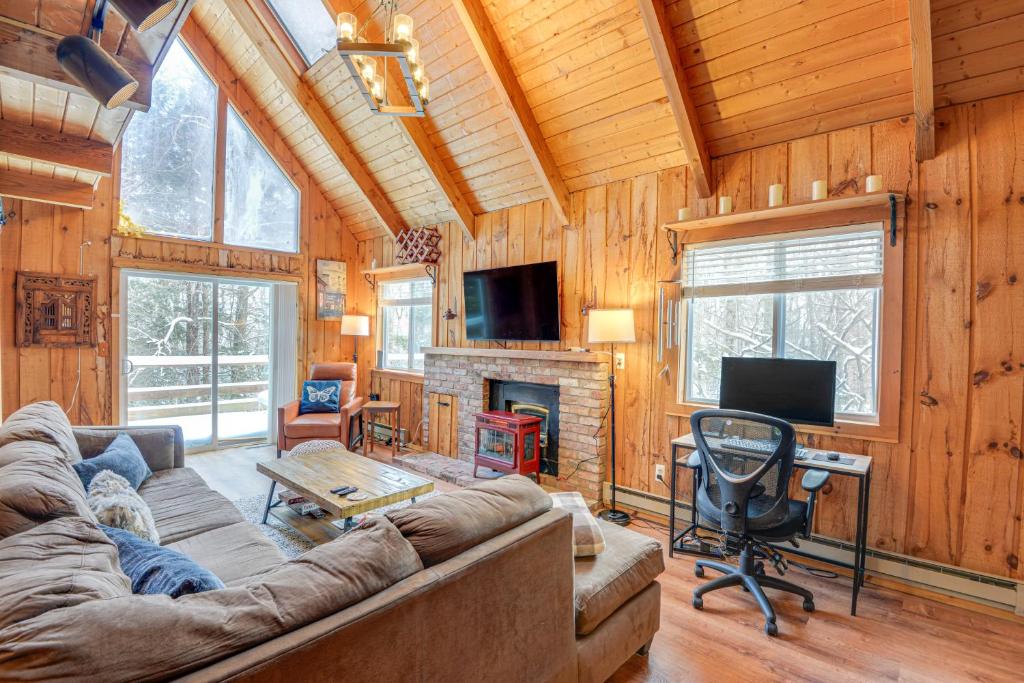 sala de estar con sofá grande y chimenea en Wilmington Vacation Rental Near Hiking and Skiing!, en Wilmington