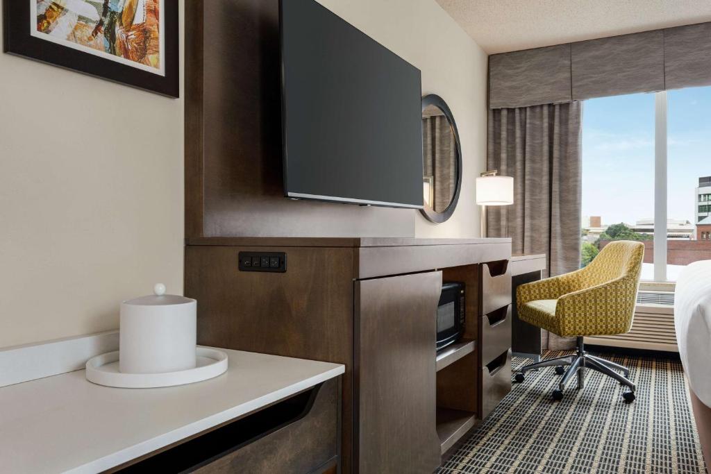 Hampton Inn & Suites Greenville-Downtown-Riverplace - 