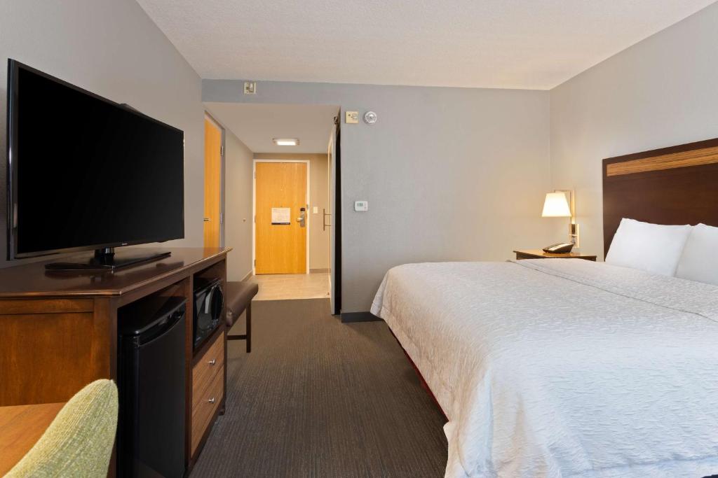 Hampton Inn & Suites Fort Myers Beach/Sanibel Gateway - King Room - Acceso A Discapacidad/ducha Enrollable