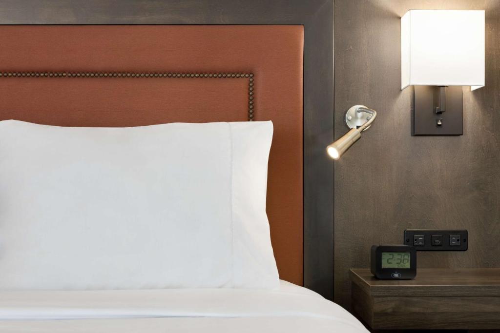Hampton Inn & Suites Greenville-Downtown-Riverplace - King Room - Non-Smoking