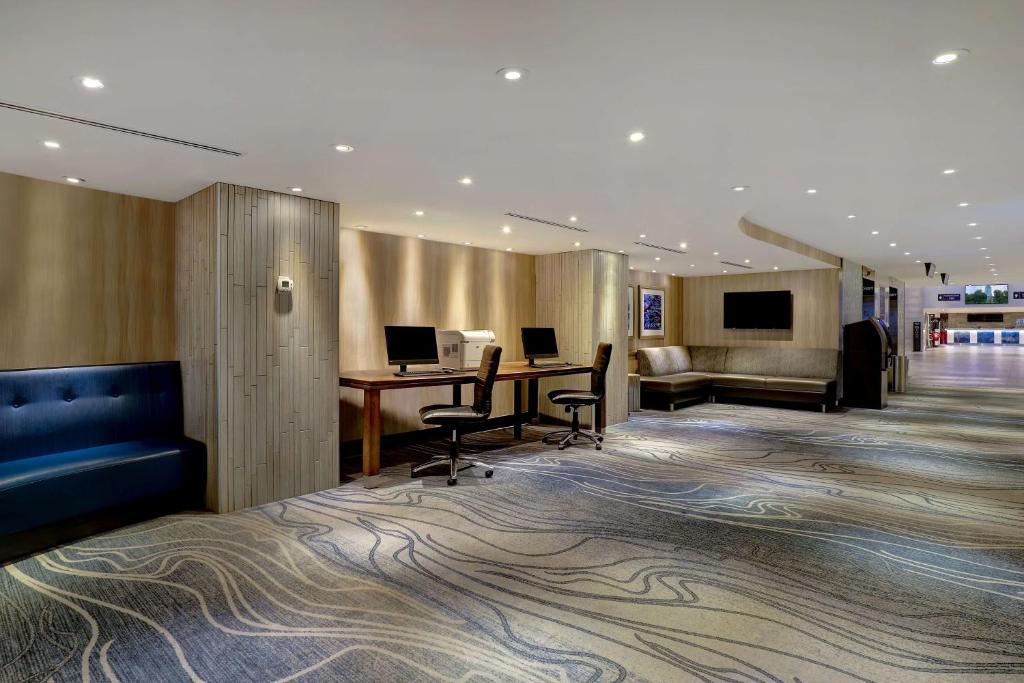 TV a/nebo společenská místnost v ubytování Embassy Suites by Hilton Niagara Falls/ Fallsview