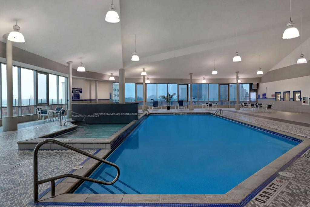 Bazén v ubytování Embassy Suites by Hilton Niagara Falls/ Fallsview nebo v jeho okolí